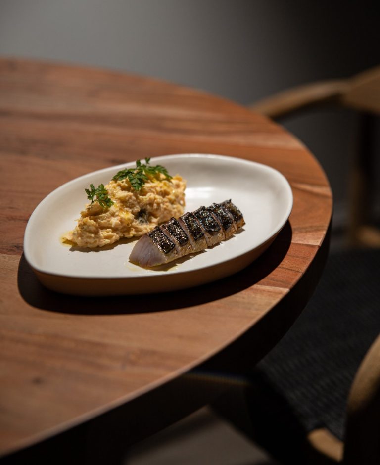 Pescado ahumado con guarnición