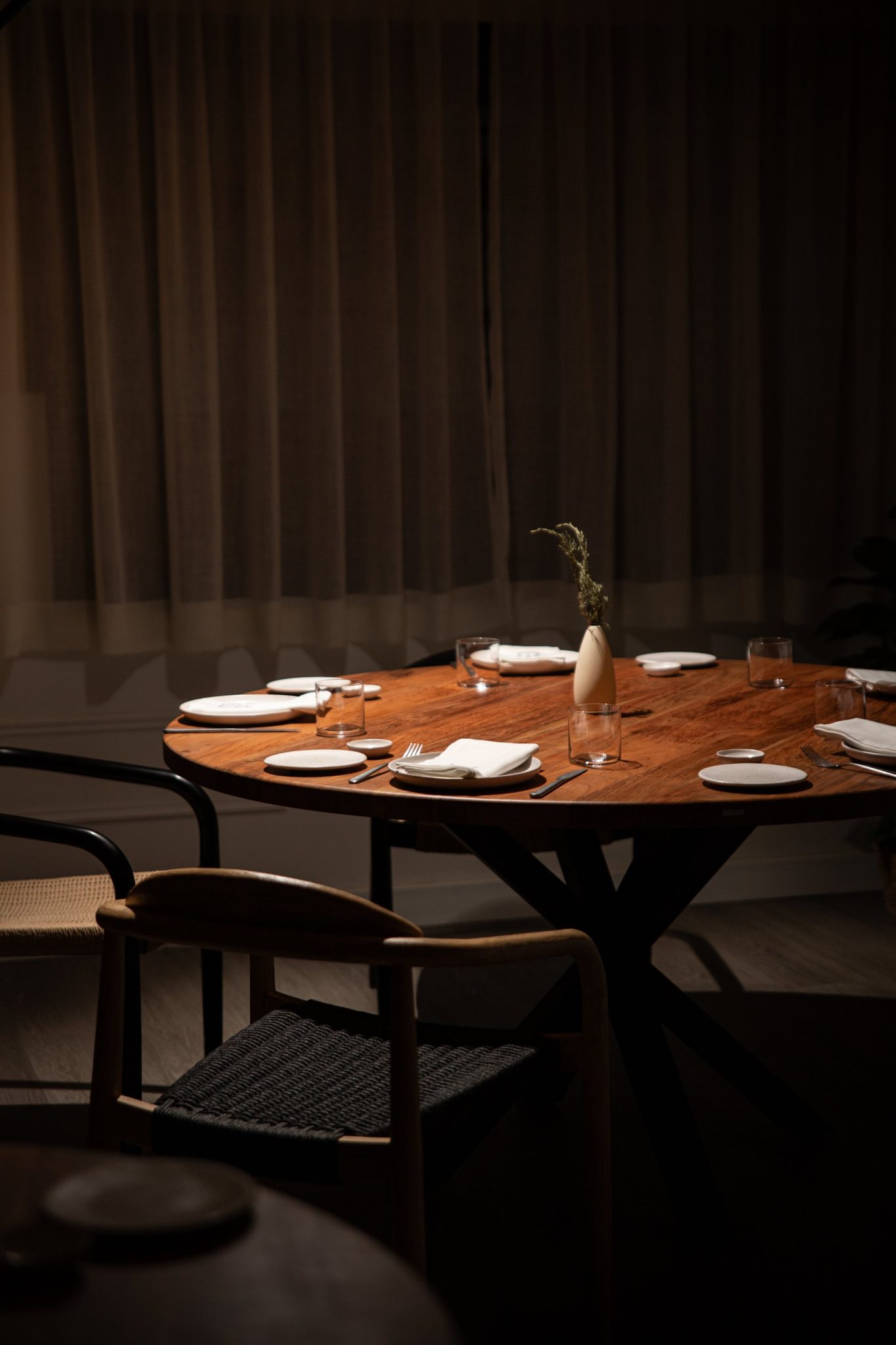 Comedor de La Calleja preparado para el servicio