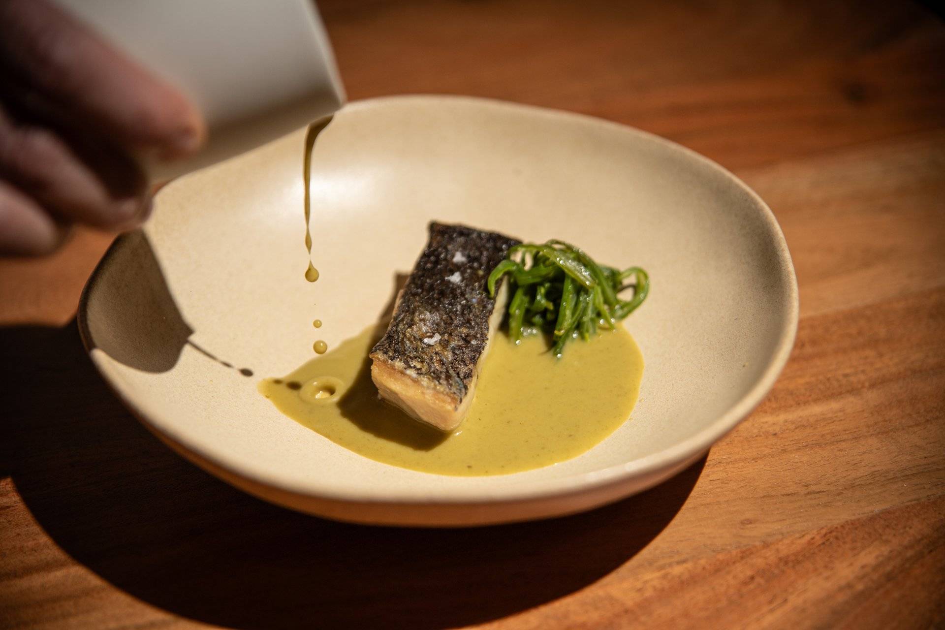 Servicio de pescado con salsa