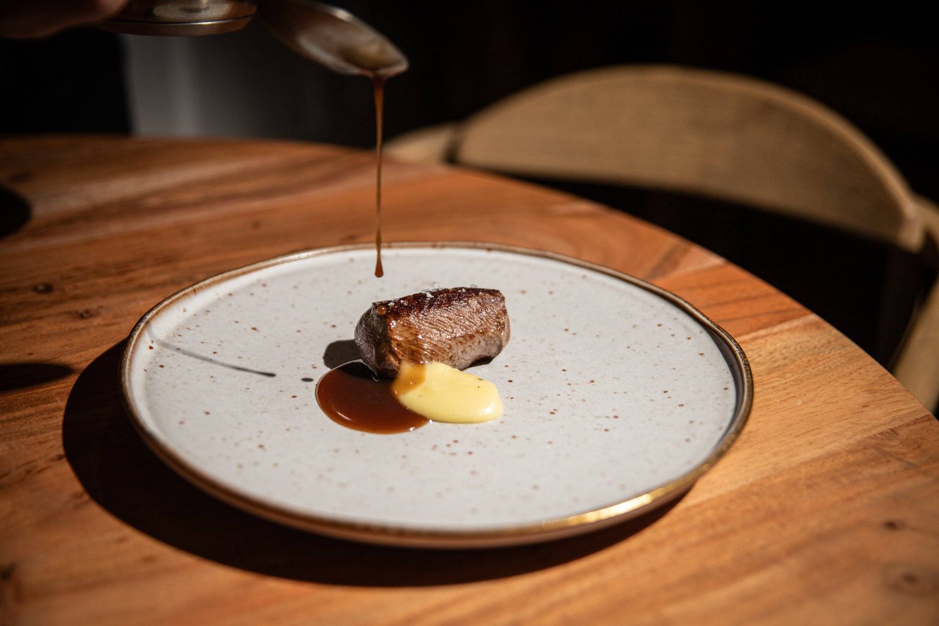 Carne servida con su jugo