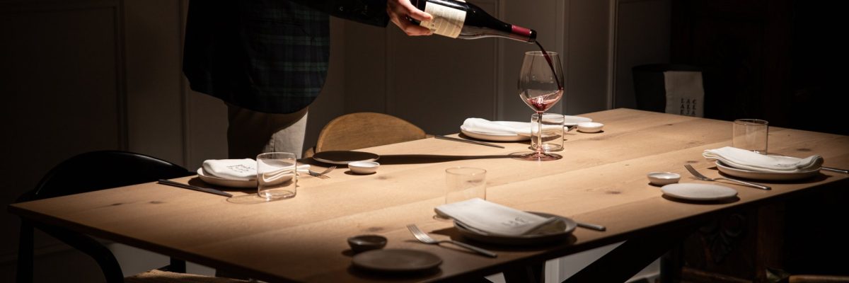 Servicio de vino en el comedor de La Calleja