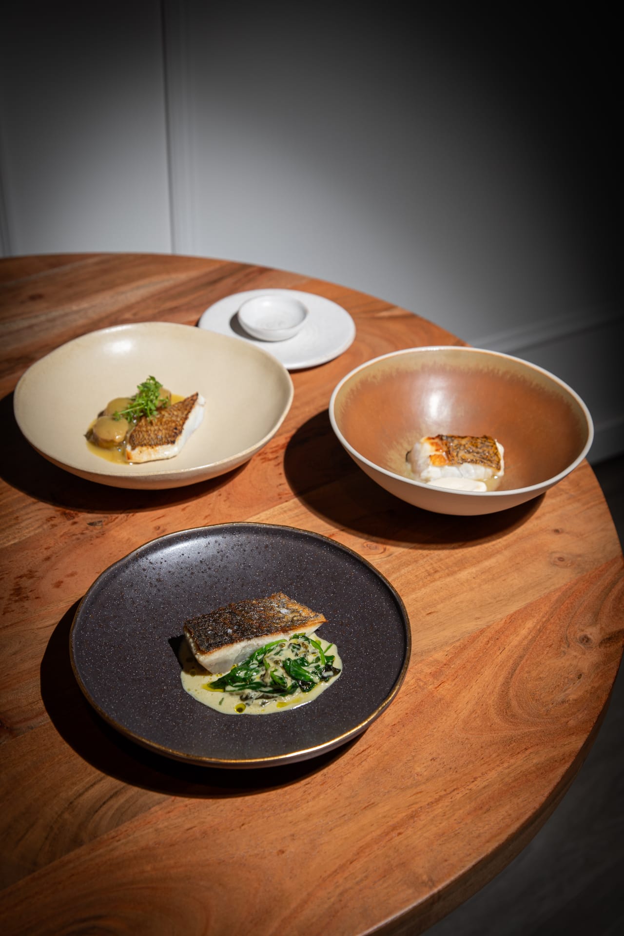 Platos del menú degustación servidos en la mesa de La Calleja